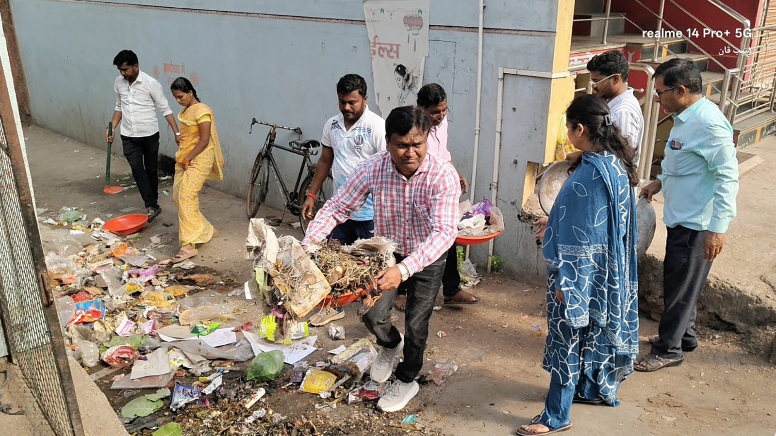 *कचऱ्याच्या ढिगांना मानवत नगर परिषद प्रशासनाचे उत्तर; अधिकारी उतरले झाडू घेऊन रस्त्यावर*