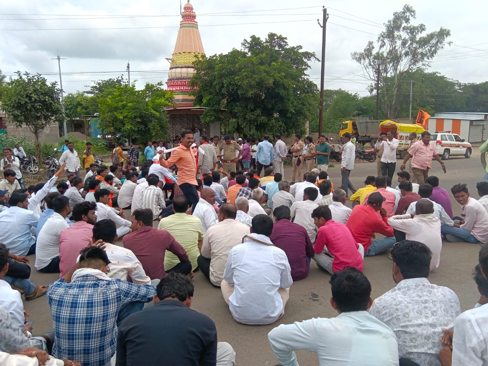 *मराठा आरक्षण: मानवतच्या महाराणा प्रताप चौकात सकल मराठा समाजाचा रास्ता रोको, काही तास वाहतूक सेवा ठप्प*