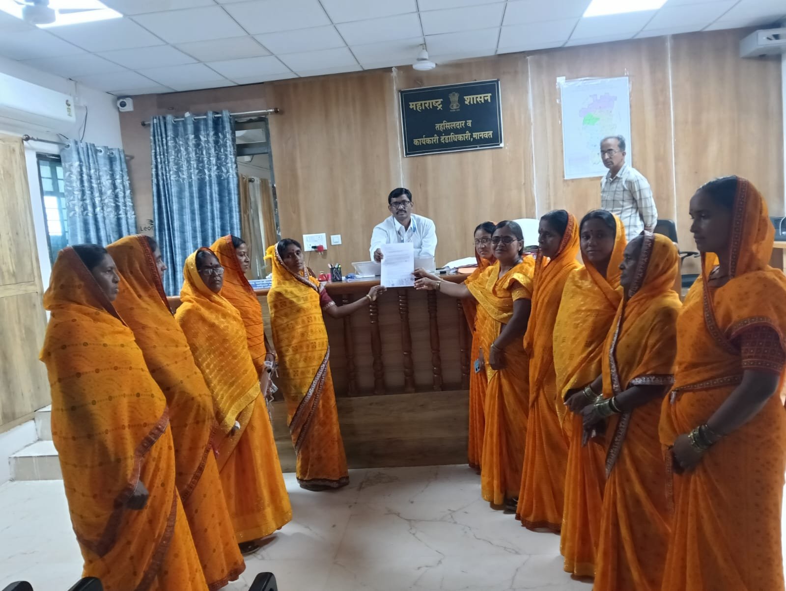 *मानवत तालुक्यात कोरडा दुष्काळ जाहीर करा, रणरागिणी सरसावल्या*> महिलांचे मुख्यमंत्र्यांना निवेदन