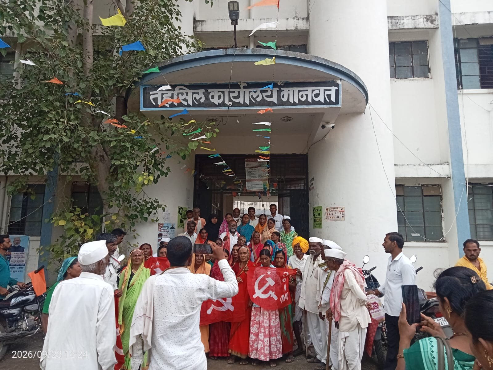 *मानवत तालुक्यात कोरडा दुष्काळ जाहीर करून शेतकऱ्यांना एकरी 70 हजार आणि भूमिहीन मजुरांना 30 हजार द्या -*महाराष्ट्र राज्य शेतमजूर युनियन (लाल बावटा) व किसान सभेची मागणी> तात्काळ पूर्तता करा अन्यथा रास्ता रोकोचा इशारा