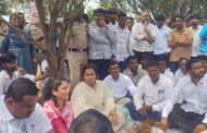 *पालकमंत्री मेघना बोर्डीकर यांचा दुष्काळ पाहणी दौरा ; सावळी येथील शेतकऱ्यांच्या बांधावर पोहचत शेतकऱ्यांना सरसकट मदत देण्याची ग्वाही*> पालकमंत्री मेघना बोर्डीकर यांचा मानवत तालुक्यात दौरा; सावळी येथे शेतकऱ्यांशी संवाद साधत शेतकऱ्यांना दिला दिलासा