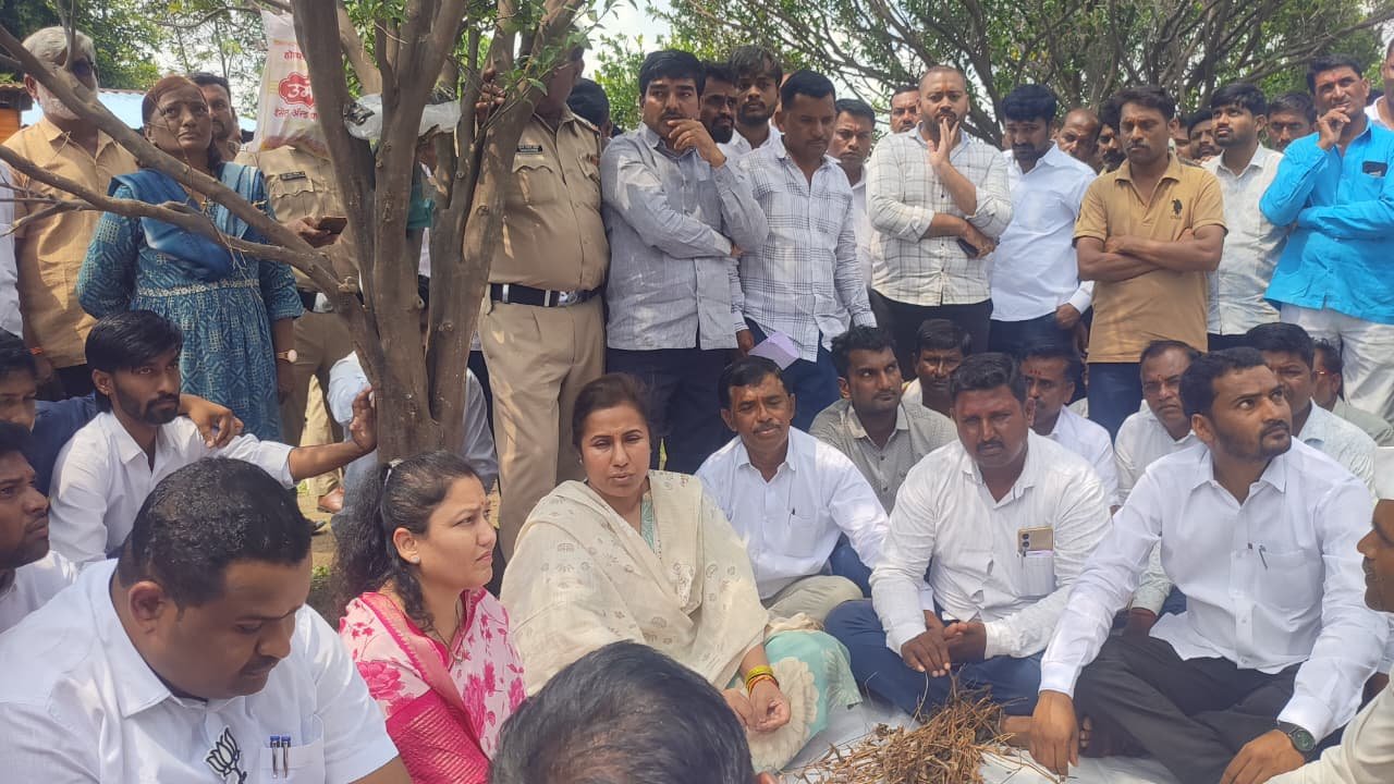 *पालकमंत्री मेघना बोर्डीकर यांचा दुष्काळ पाहणी दौरा ; सावळी येथील शेतकऱ्यांच्या बांधावर पोहचत शेतकऱ्यांना सरसकट मदत देण्याची ग्वाही*> पालकमंत्री मेघना बोर्डीकर यांचा मानवत तालुक्यात दौरा; सावळी येथे शेतकऱ्यांशी संवाद साधत शेतकऱ्यांना दिला दिलासा
