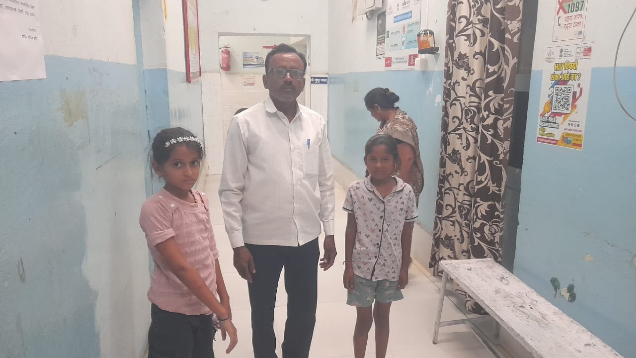 *मानवतमध्ये पिसाळलेल्या कुत्र्याचा धुमाकूळ; फार्मसीच्या विद्यार्थिनीसह अनेक जण जखमी*> काहींना परभणीत हलविले, शहरात भीतीचे वातावरण; नगर परिषदेने बंदोबस्त करण्याची मागणी