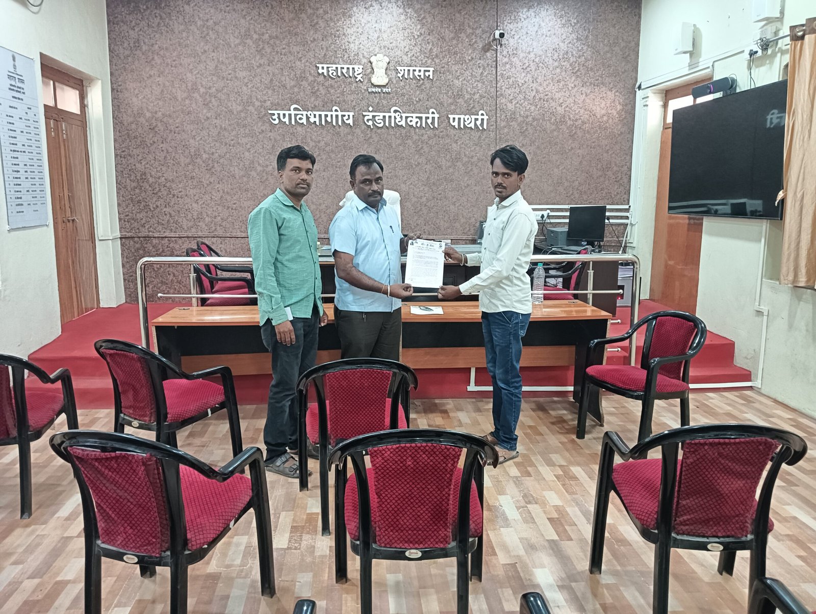 *कुंभारी तांडा पुनर्वसन निधीतील कामांची चौकशी करा; उप विभागीय अधिकारी पाथरी यांना तक्रारीचे निवेदन सादर*